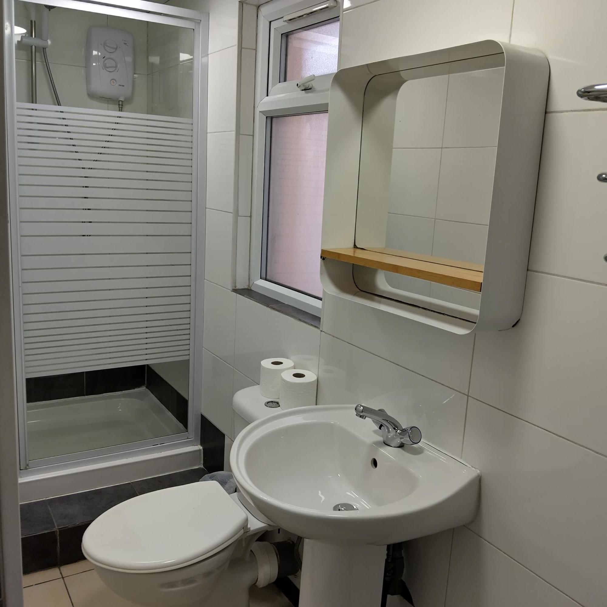 Spacious 5-bedroom, 4-bathroom In Central Zone 1 Appartamento