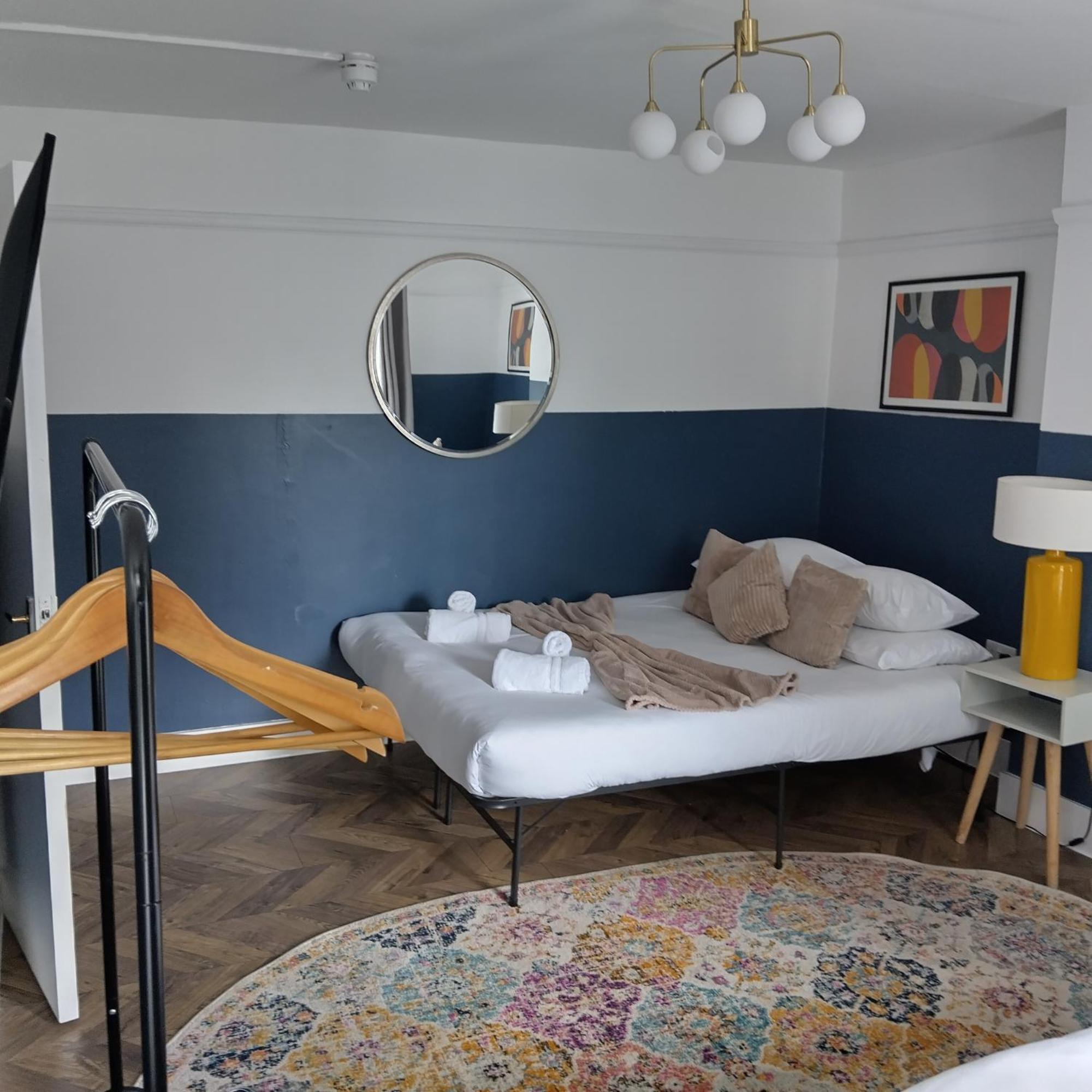 Spacious 5-bedroom, 4-bathroom In Central Zone 1 Appartamento