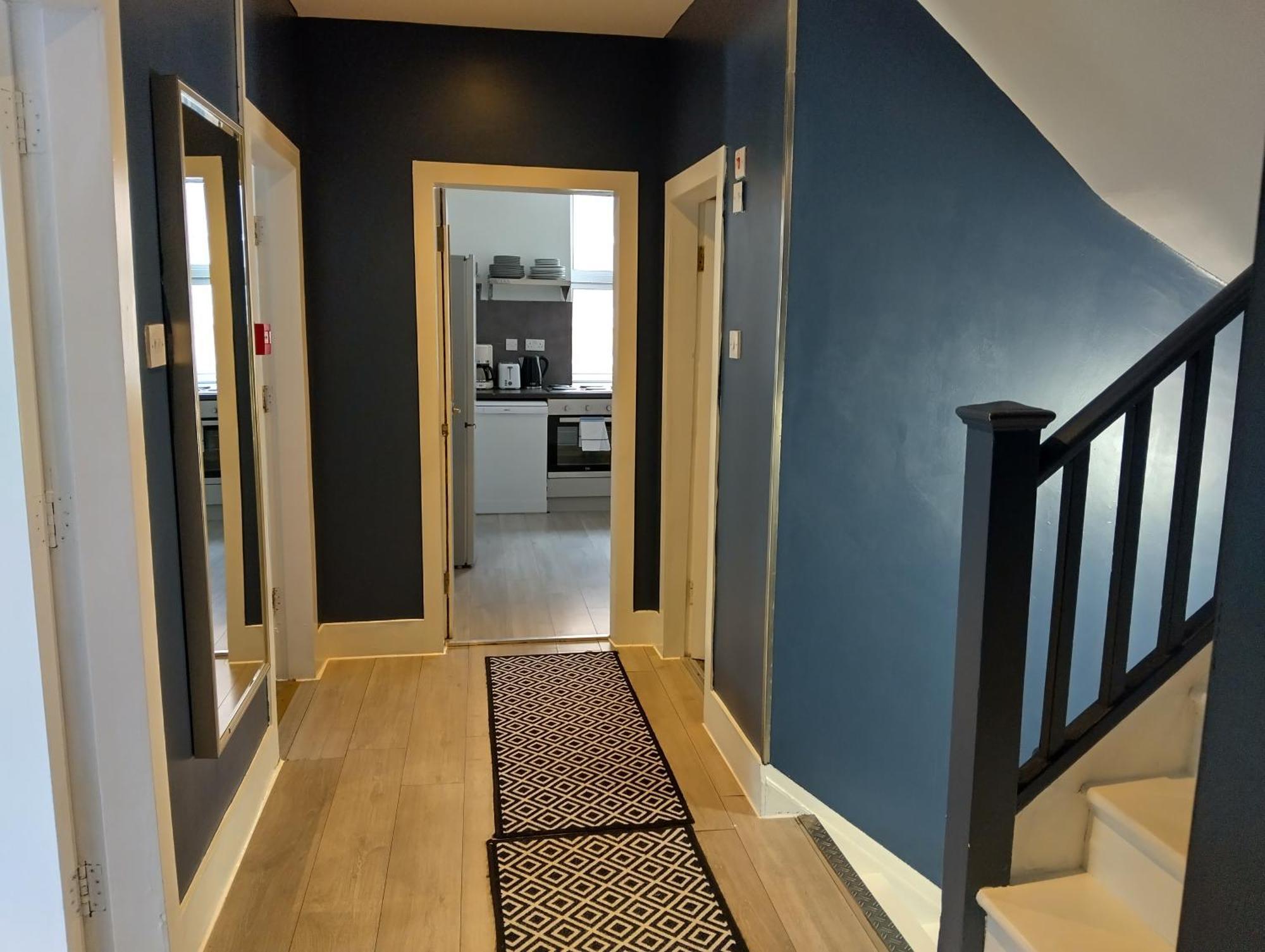 Spacious 5-bedroom, 4-bathroom In Central Zone 1 Appartamento *