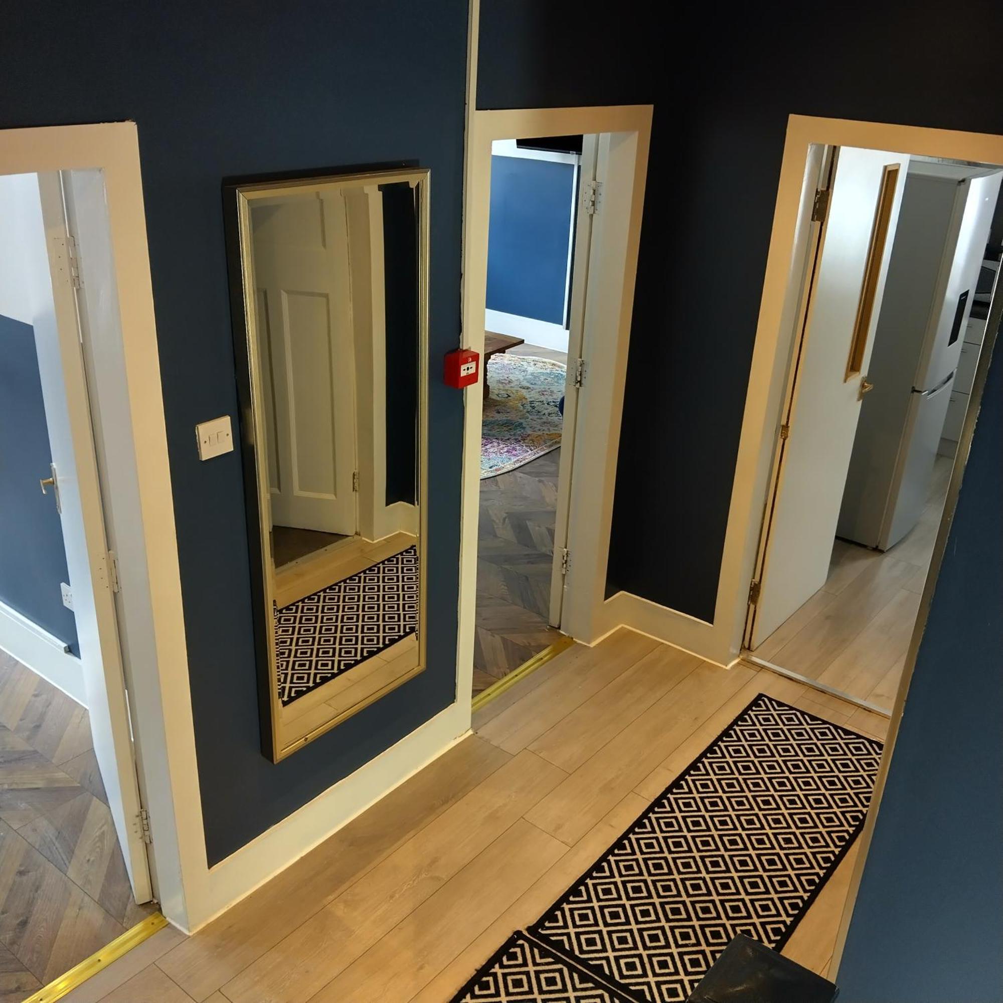 Spacious 5-bedroom, 4-bathroom In Central Zone 1 Appartamento *