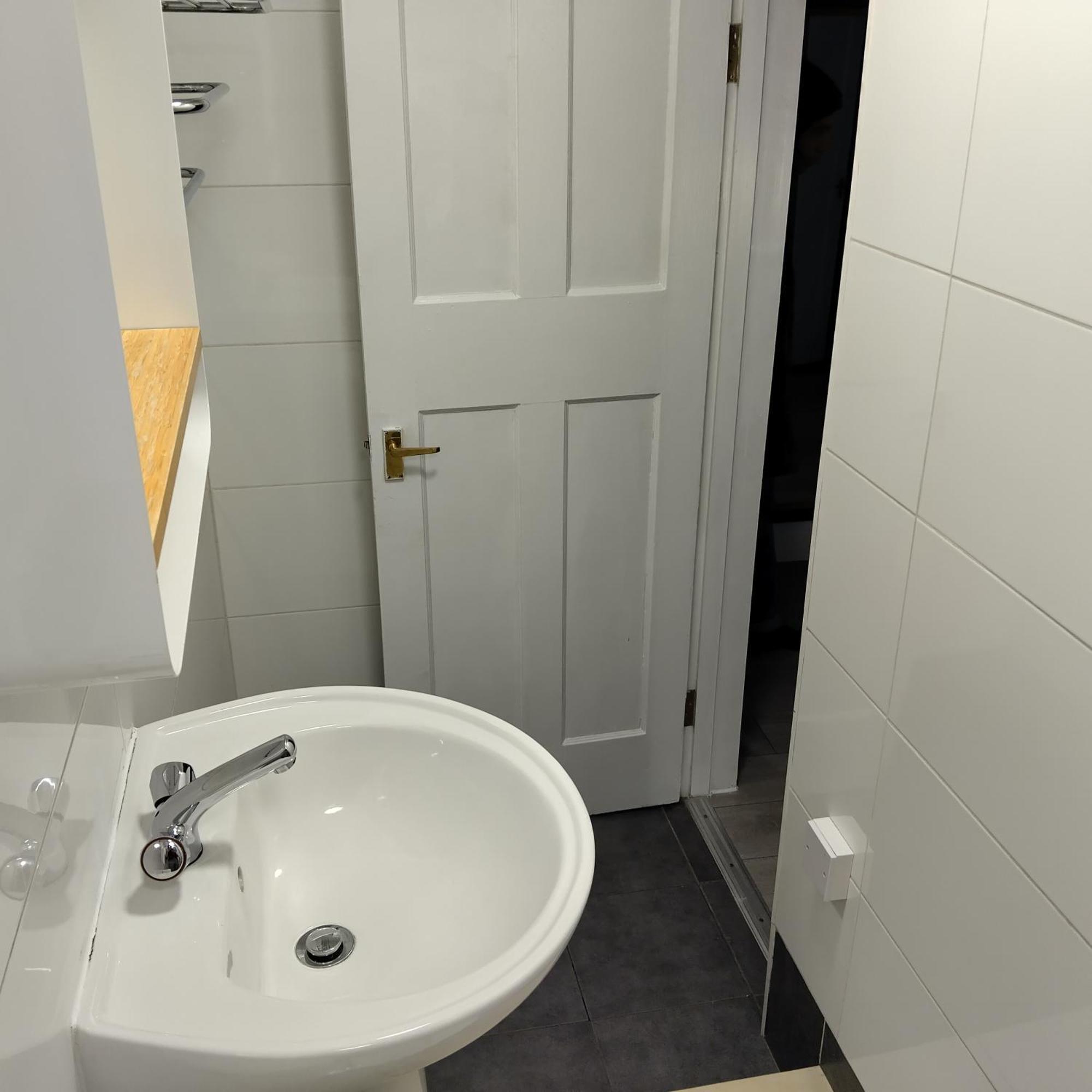 Spacious 5-bedroom, 4-bathroom In Central Zone 1 Appartamento *