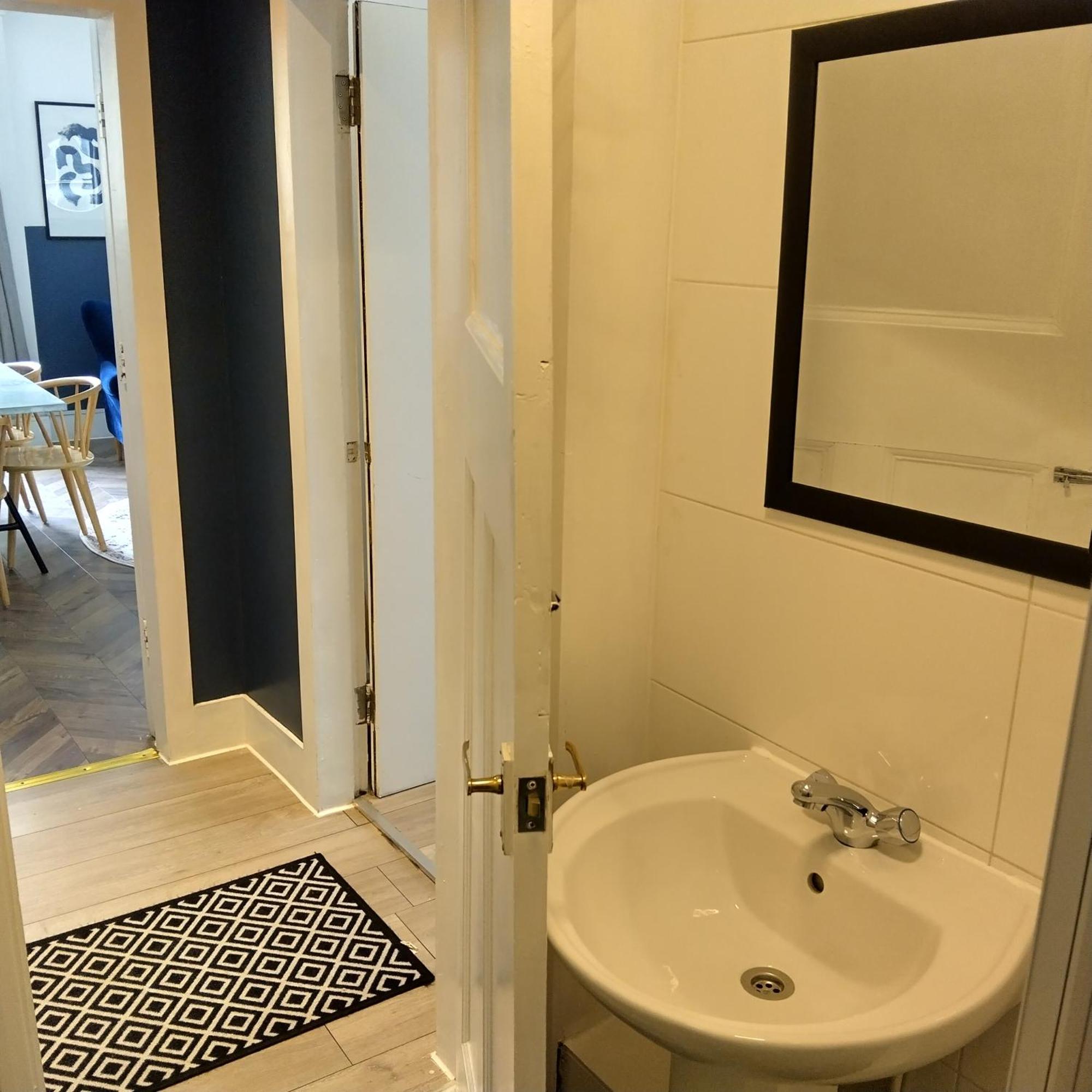 Spacious 5-bedroom, 4-bathroom In Central Zone 1 Londra