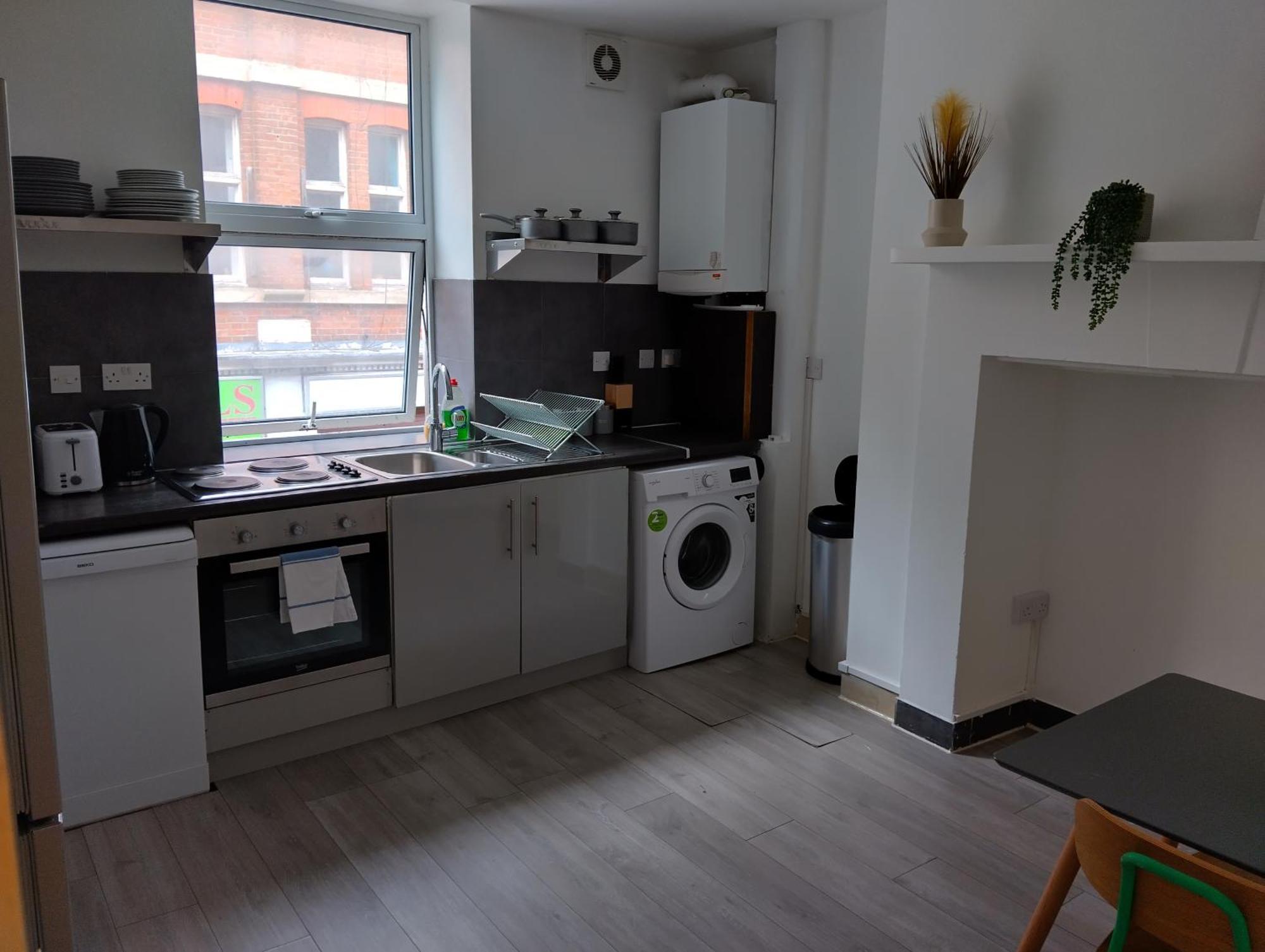 Spacious 5-bedroom, 4-bathroom In Central Zone 1 Londra