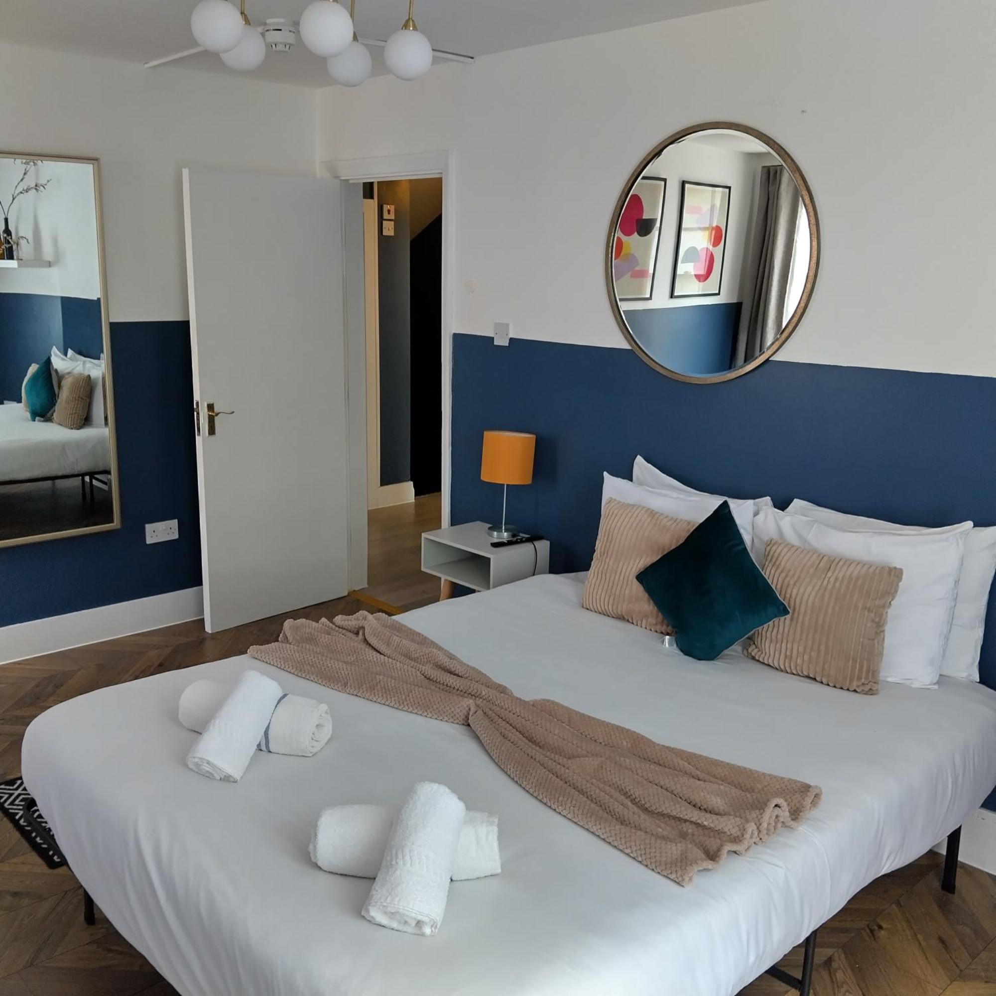 Spacious 5-bedroom, 4-bathroom In Central Zone 1 Londra