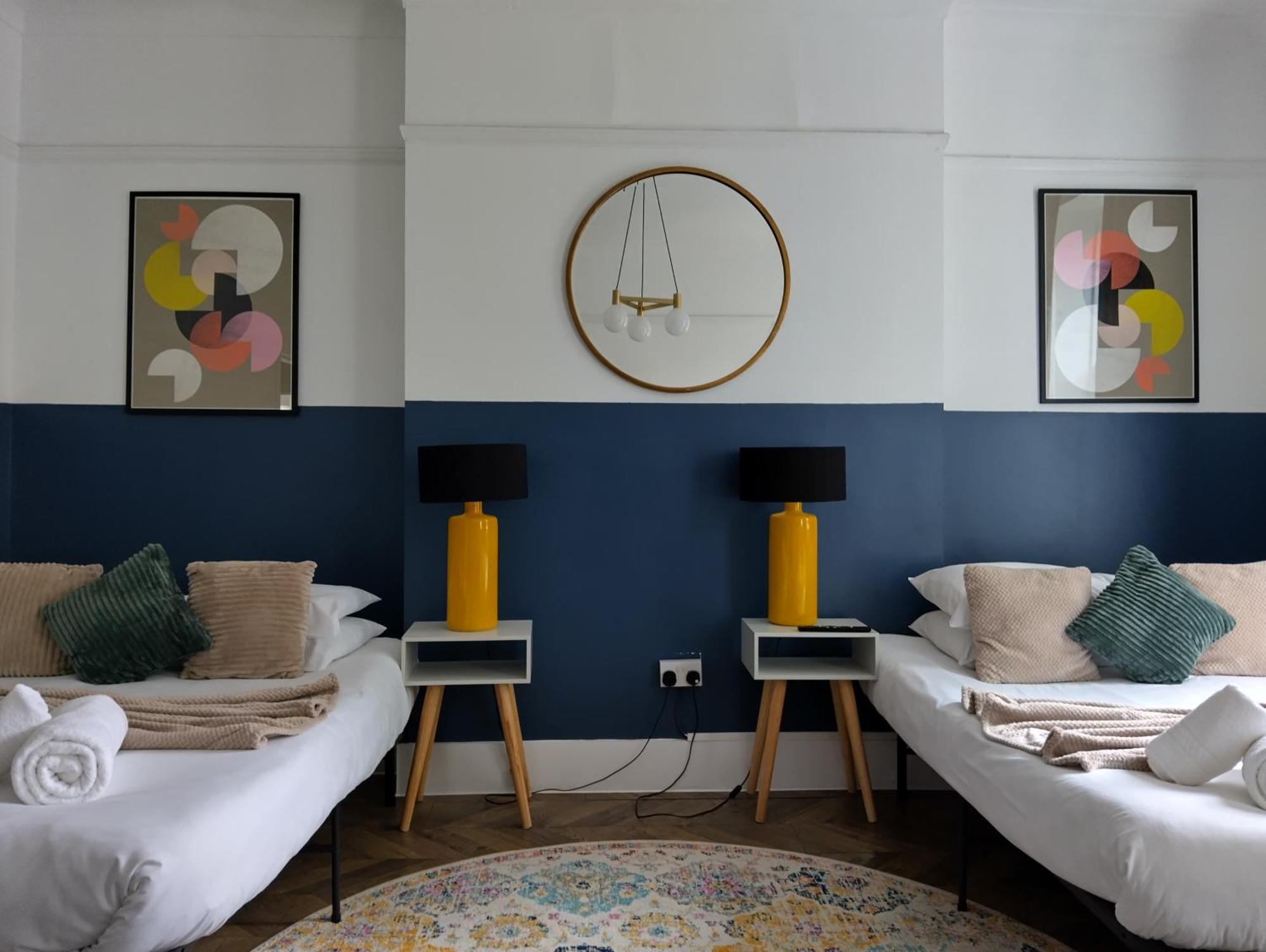 Spacious 5-bedroom, 4-bathroom In Central Zone 1 Apartament