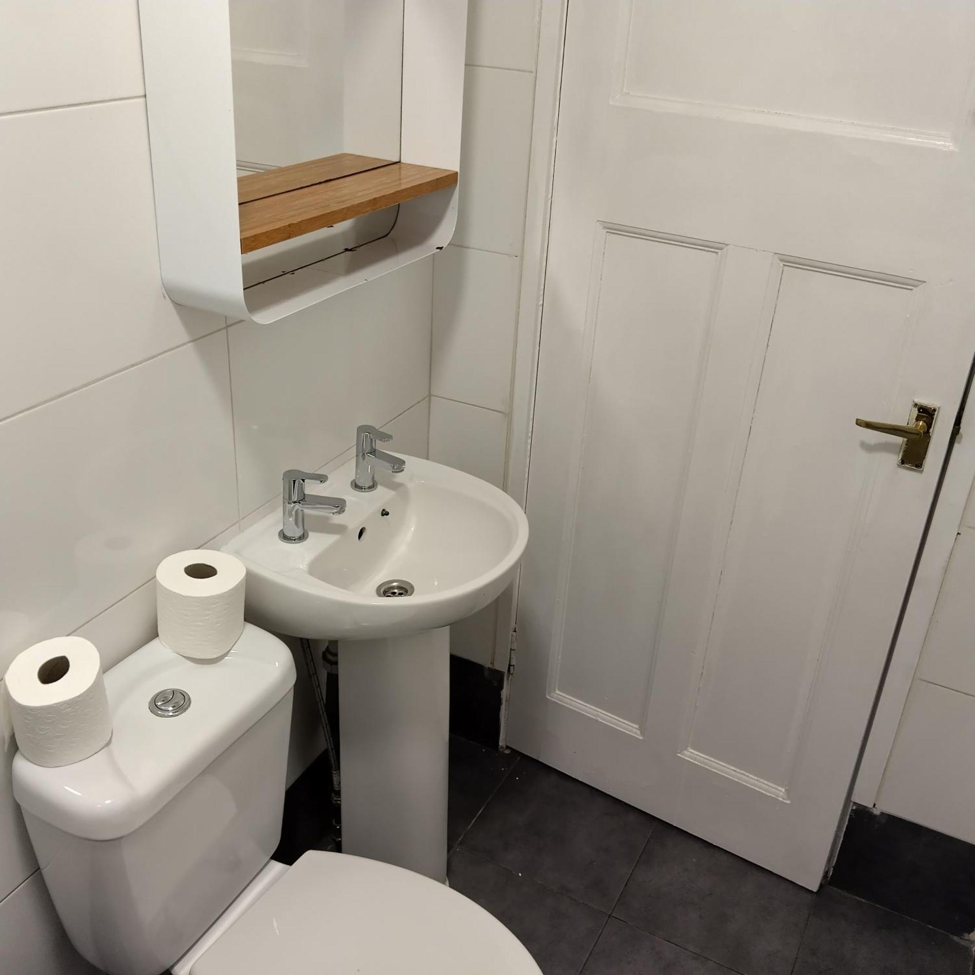 Spacious 5-bedroom, 4-bathroom In Central Zone 1 Appartamento *