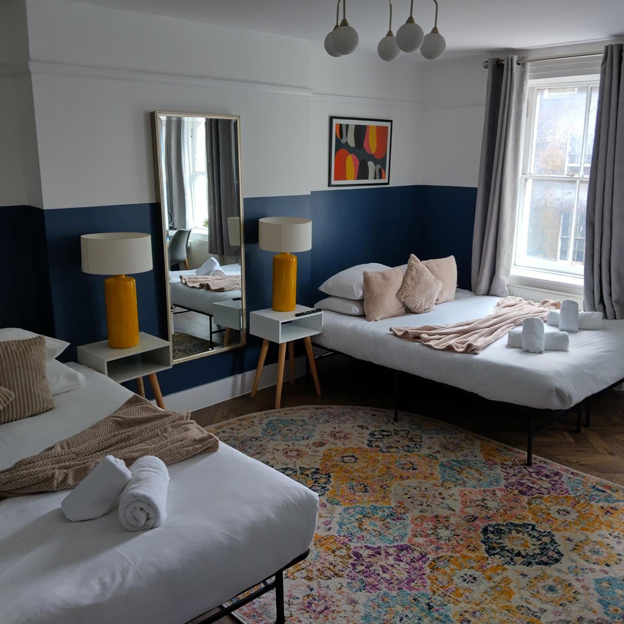 Spacious 5-bedroom, 4-bathroom In Central Zone 1 Apartament Londra